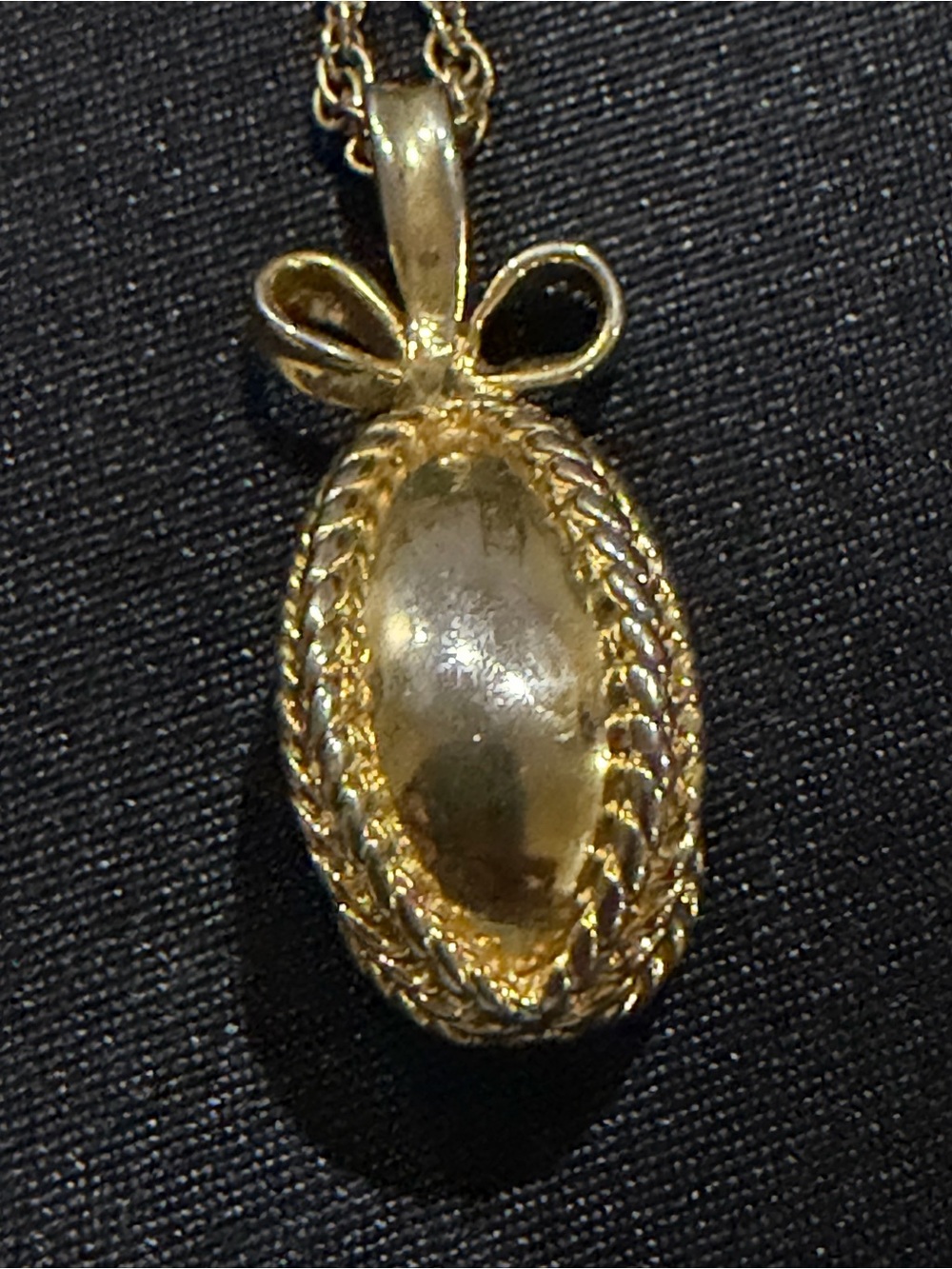 Vintage Joan Rivers Gold Tone Oval Bow Pendant Necklace - Women Jewelry
